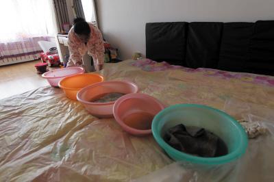梅州楼上漏水，住户失联，小区没物管，业主维权难！律师来支招……